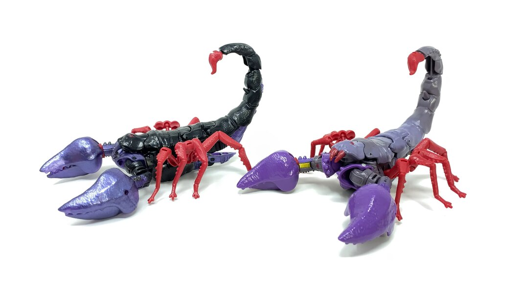 Transformers Legacy Scorponok And Parasite In Hand Image  (25 of 25)